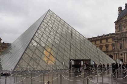 Pariser Louvre und Schloss Versailles wegen Bombendrohung geräumt
