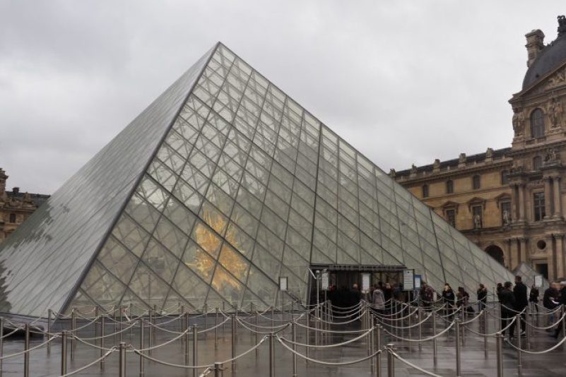 Der Louvre in Paris ist wegen einer Bombendrohung am Samstag geräumt worden.