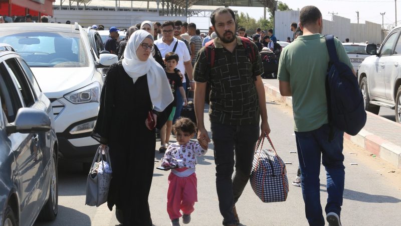 Palästinenser warten am Grenzübergang zwischen dem Gazastreifen und Ägypten im Süden des abgeriegelten Gebiets.