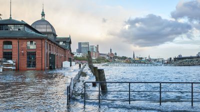Erste Sturmflut der Saison überspült Hamburger Fischmarkt