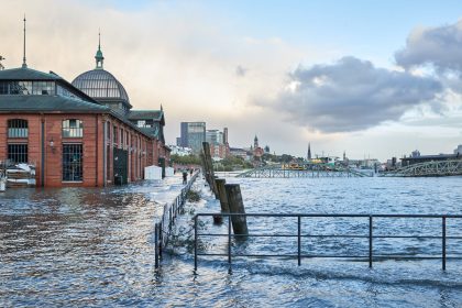 Erste Sturmflut der Saison überspült Hamburger Fischmarkt