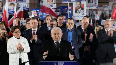 Jaroslaw Kaczynski (M) spricht zu seinen Anhängern während einer Wahlkampfveranstaltung.