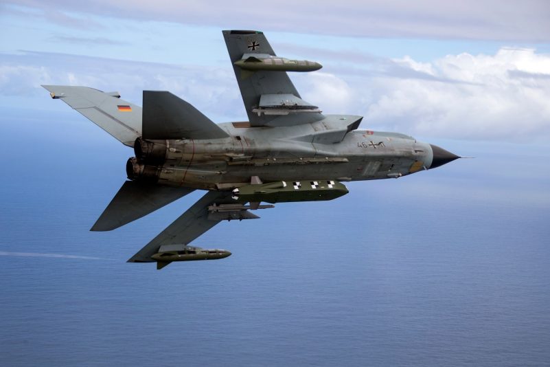 Ein Kampfjet Tornado IDS ASSTA 3.0 der Bundeswehr, bestückt mit dem Lenkflugkörper Taurus.