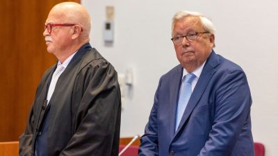 Der angeklagte Bankier Christian Olearius (r) neben seinem Anwalt Peter Gauweiler im Gerichtssaal im Bonner Landgericht.