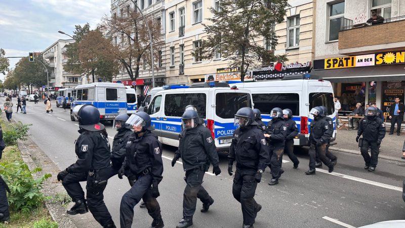Polizisten zeigen in Berlin-Neukölln Präsenz.