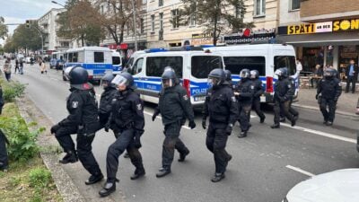 Mindestens zehn Polizisten bei pro-palästinensischem Protest in Berlin verletzt