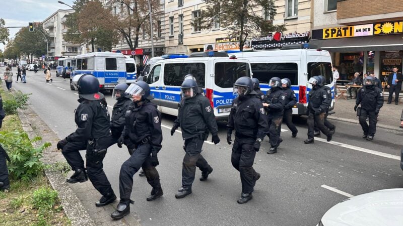 Polizisten zeigen in Berlin-Neukölln Präsenz.