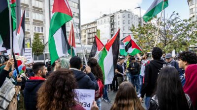 Mit zahlreichen Palästina-Fahnen zogen Menschen durch Düsseldorf. Die Stimmung sei emotional gewesen, aber es habe keine nennenswerten Zwischenfälle gegeben, teilte die Polizei mit.