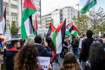 Mit zahlreichen Palästina-Fahnen zogen Menschen durch Düsseldorf. Die Stimmung sei emotional gewesen, aber es habe keine nennenswerten Zwischenfälle gegeben, teilte die Polizei mit.