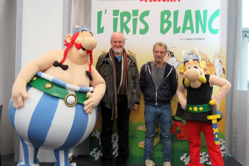 Didier Conrad (2.v.l) und Fabcaro (2.v.r) bei der Vorstellung von Details zum neuen Album «Die weiße Iris».