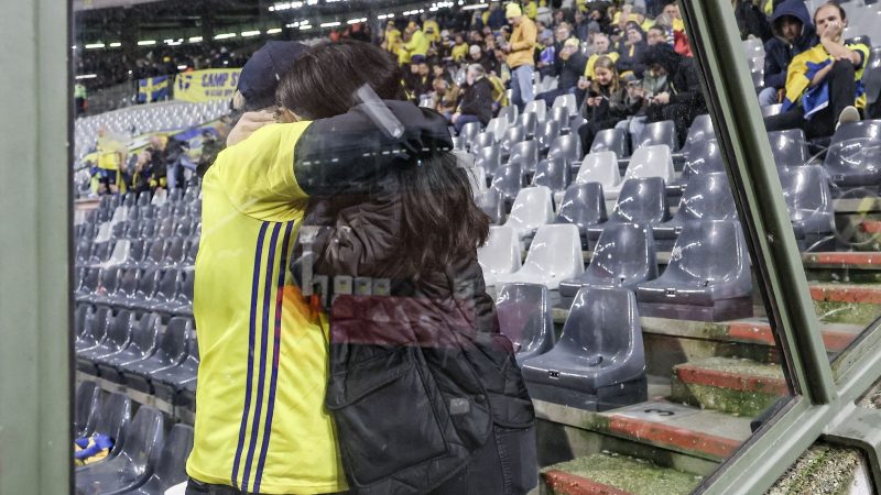 Schwedische Fußballfans spenden sich Trost. Das EM-Qualifikationsspiel zwischen Belgien und Schweden wurde nach den Schüssen in Brüssel abgebrochen.