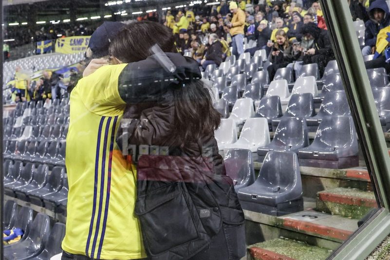 Schwedische Fußballfans spenden sich Trost. Das EM-Qualifikationsspiel zwischen Belgien und Schweden wurde nach den Schüssen in Brüssel abgebrochen.