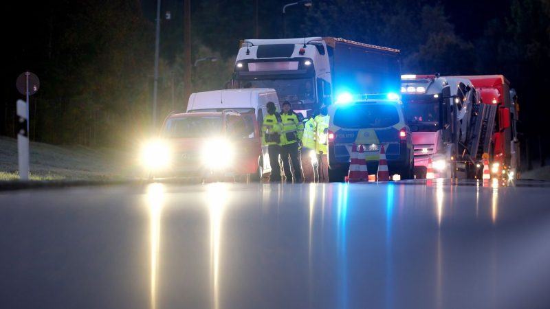 Bundespolizisten kontrollieren nahe der deutsch-tschechischen Grenze einen LKW.
