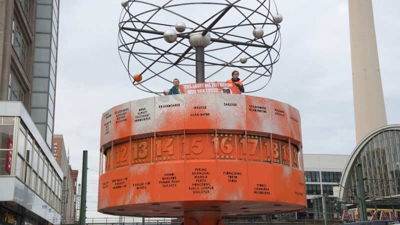 Aktivisten der Gruppe Letzte Generation haben die Weltzeituhr am Alexanderplatz orange eingefärbt.