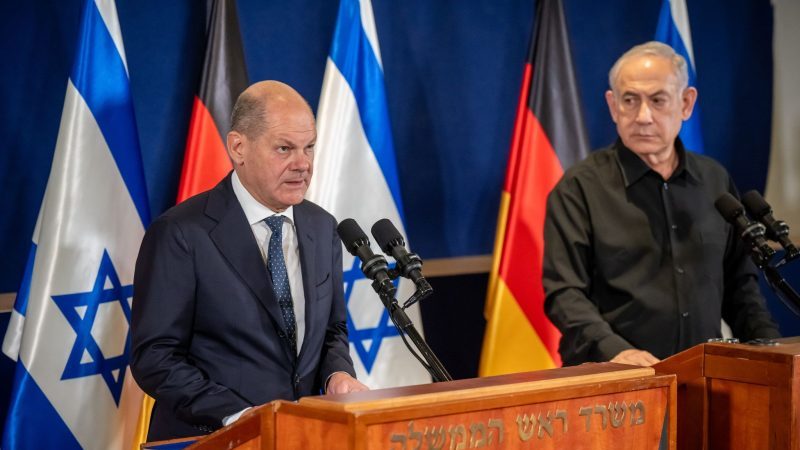 Bundeskanzler Olaf Scholz (l) ist zu einem Solidaritätsbesuch nach Israel gereist.