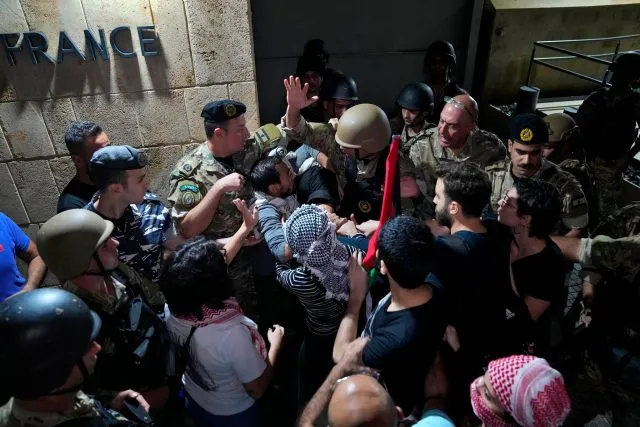 Demonstranten stoßen vor Frankreichs&nbsp;Botschaft in Beirut mit der libanesischen Armee und der Bereitschaftspolizei zusammen. Nach einem Raketeneinschlag in einem Krankenhaus im Gazastreifen mit zahlreichen Opfern ist es in mehreren muslimisch geprägten Ländern zu spontanen Protesten gekommen.