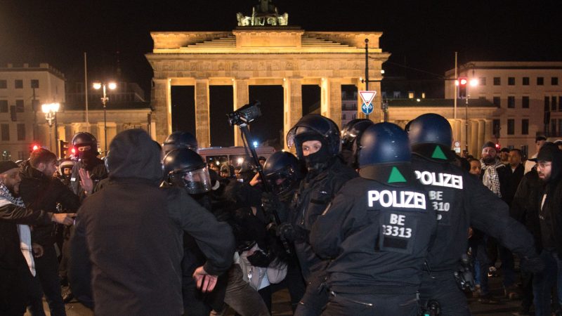 Pro-Palästina-Demonstranten streiten sich mit der Polizei vor dem Brandenburger Tor.