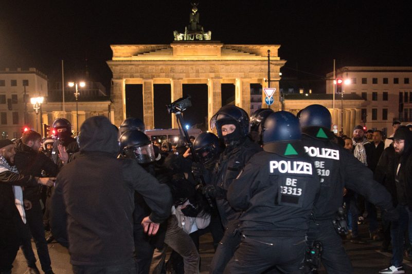 Pro-Palästina-Demonstranten streiten sich mit der Polizei vor dem Brandenburger Tor.