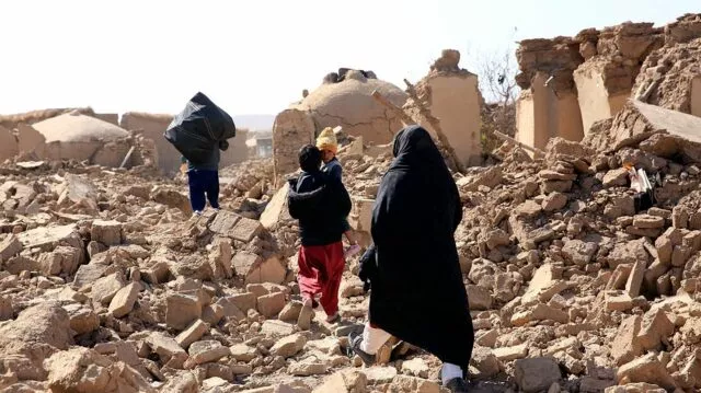 Menschen laufen über die Trümmer nach einem starken Erdbeben in der Provinz Herat im Westen Afghanistans.