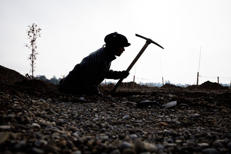In einem Baugebiet am Münchner Stadtrand legen Archäologen und Helfer eine Grube frei. Dort waren unter anderem 2800 Funde aus der Eisenzeit entdeckt worden.