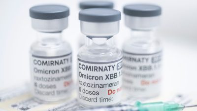 Gläschen mit jeweils sechs Dosen des neuen angepassten Corona-Impfstoffs von Biontech/Pfizer.