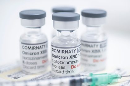 Gläschen mit jeweils sechs Dosen des neuen angepassten Corona-Impfstoffs von Biontech/Pfizer.