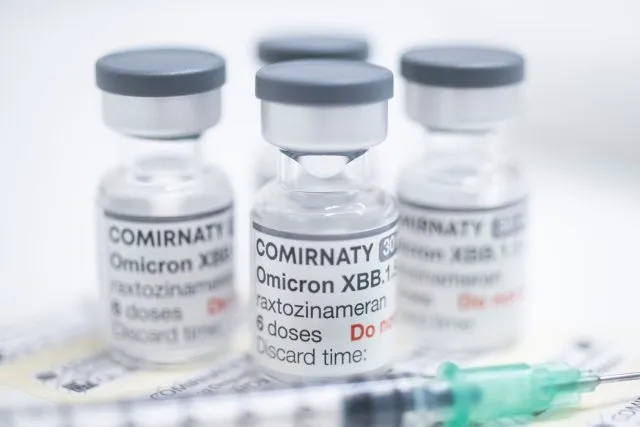 Gläschen mit jeweils sechs Dosen des neuen angepassten Corona-Impfstoffs von Biontech/Pfizer.