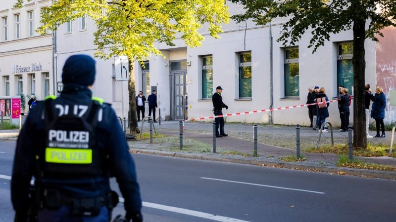 Polizeikräfte stehen vor der jüdischen Gemeinde Kahal Adass Jisroel in Berlin.