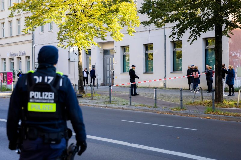 Polizeikräfte stehen vor der jüdischen Gemeinde Kahal Adass Jisroel in Berlin.