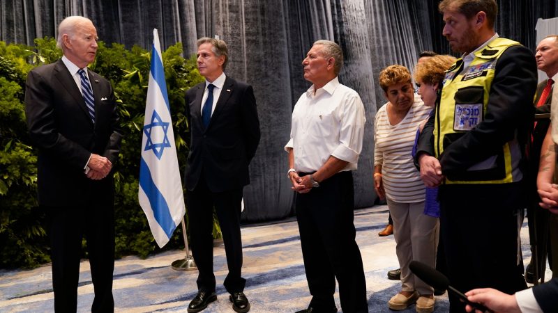 Besuch in Israel: US-Präsident Joe Biden und US-Außenminister Antony Blinken treffen sich mit den Angehörigen der Opfer der Hamas-Anschläge.