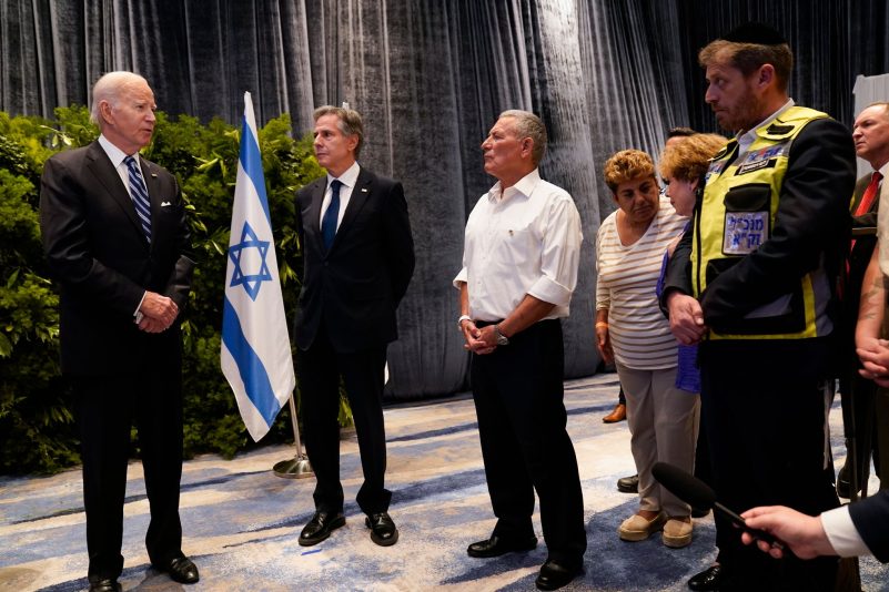 Besuch in Israel: US-Präsident Joe Biden und US-Außenminister Antony Blinken treffen sich mit den Angehörigen der Opfer der Hamas-Anschläge.