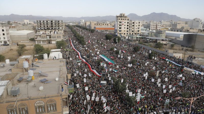 Tausende Menschen in muslimisch geprägten Ländern sind wieder auf die Straße gegangen, um gegen die Luftangriffe Israels auf den Gazastreifen zu demonstrieren. Hier zu sehen, Anhänger der Huthi im Jemen.