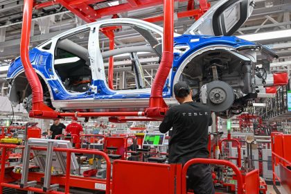 Ein Mitarbeiter vom Tesla-Werk Berlin Brandenburg arbeitet an einer Fertigungslinie für Elektrofahrzeuge vom Typ Model Y.