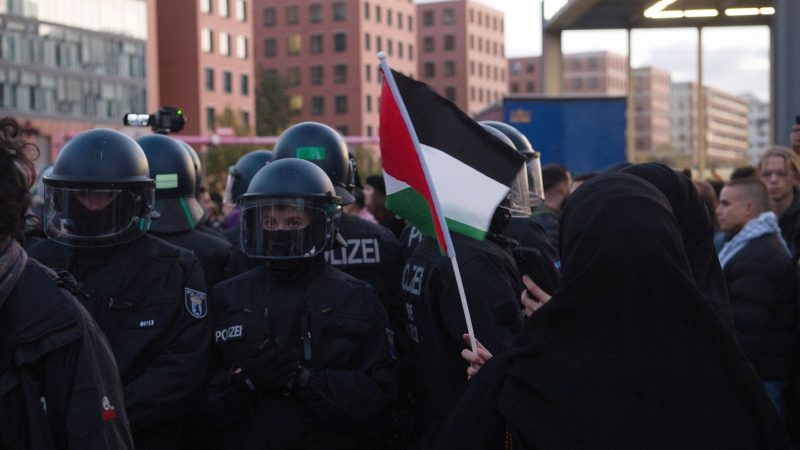 Polizisten sind am vergangenen Sonntag bei einer verbotenen Pro-Palästina-Demonstration am Potsdamer Platz in Berlin im Einsatz.