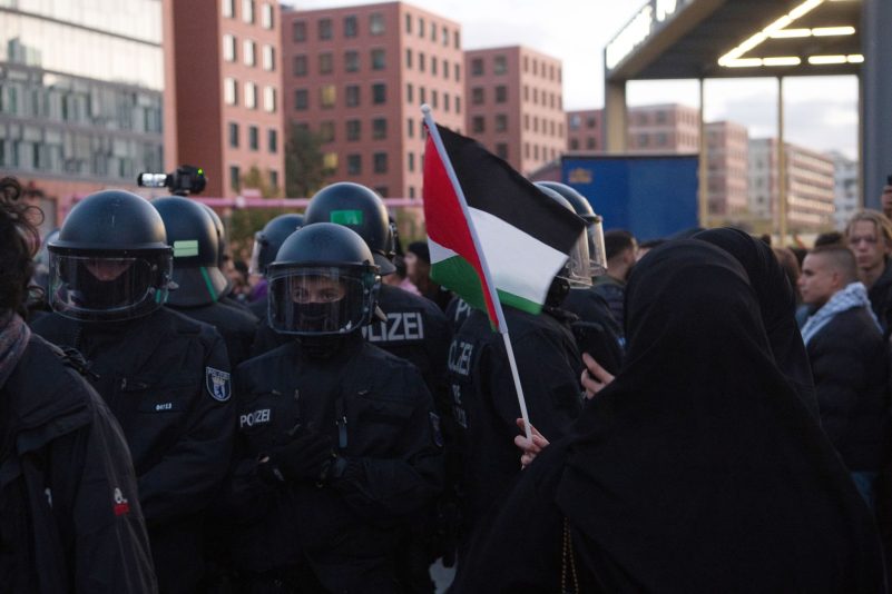 Polizisten sind am vergangenen Sonntag bei einer verbotenen Pro-Palästina-Demonstration am Potsdamer Platz in Berlin im Einsatz.
