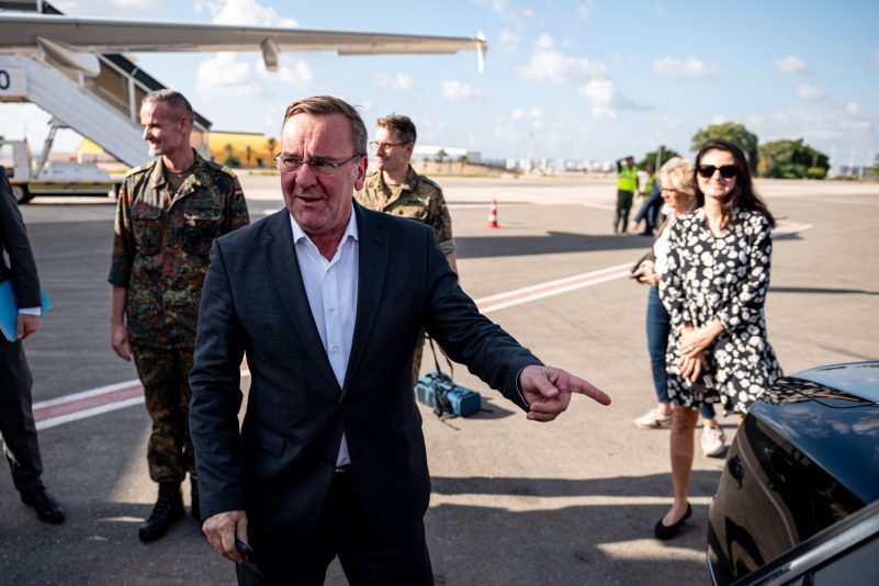 Verteidigungsminister Boris Pistorius auf dem Flughafen von Beirut im Libanon.