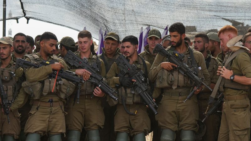 Israelische Soldaten hören dem israelischen Verteidigungsminister Gallant während Truppenbesuchs zu.
