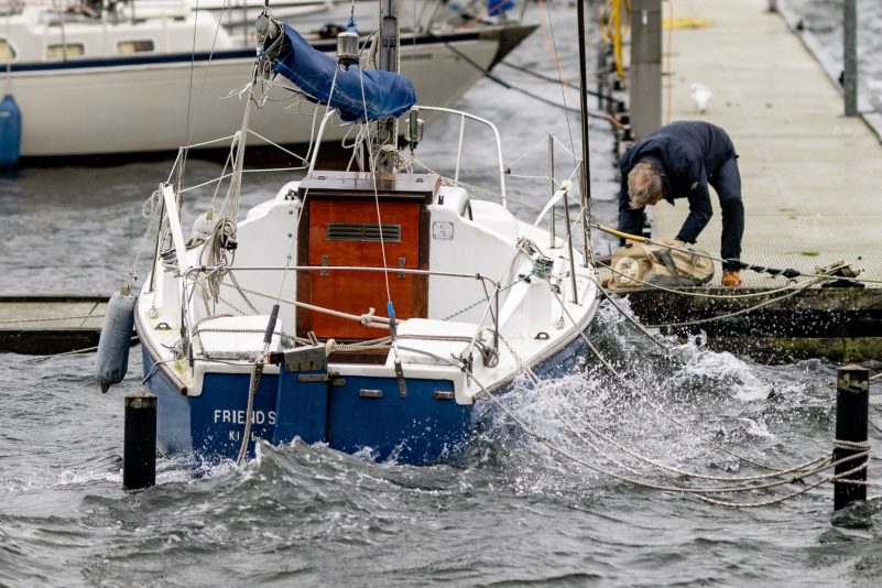 Vorkehrungen an einem Segelboot an der Kieler Förde.