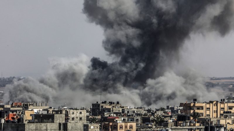 Rauch steigt nach israelischen Luftangriffen über Gebäuden in Rafah auf.