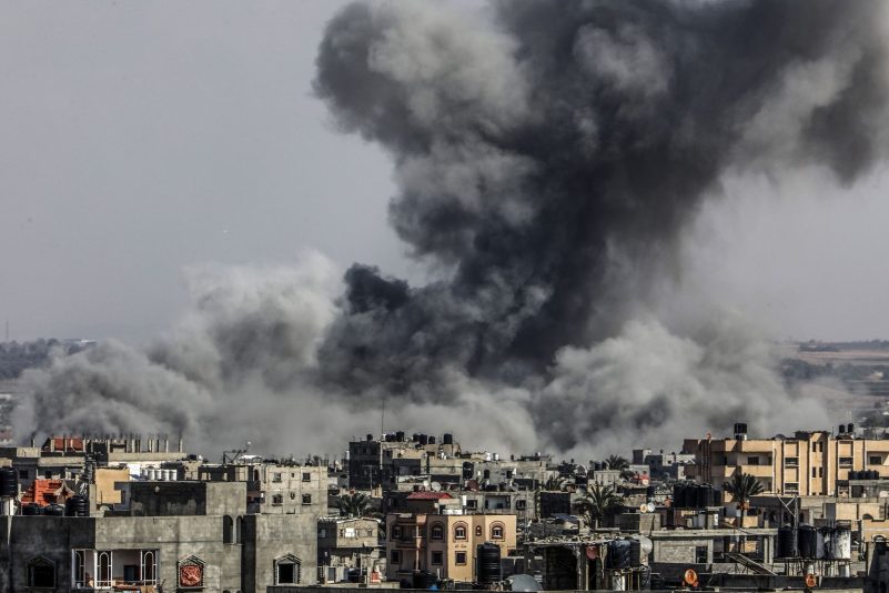 Rauch steigt nach israelischen Luftangriffen über Gebäuden in Rafah auf.