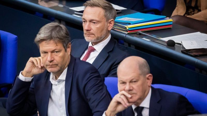 Bundeskanzler Olaf Scholz (SPD, r-l), Finanzminister Christian Lindner (FDP) und Wirtschaftsminister Robert Habeck (Bündnis 90/Die Grünen).
