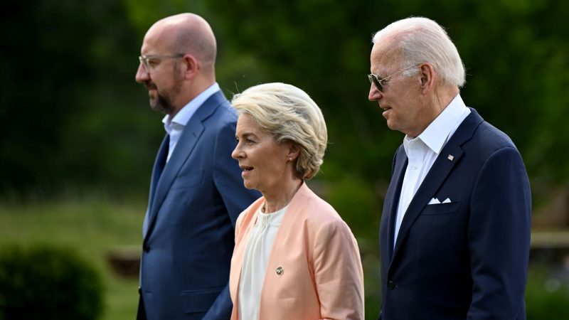 Charles Michel (l-r), Präsident des Europäischen Rates, Ursula von der Leyen, Präsidentin der Europäischen Kommission (EU), und US-Präsident Joe Biden 2022 in Deutschland.