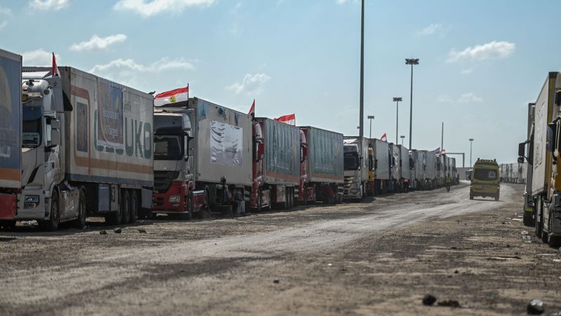 Ein mit Hilfsgütern beladener LKW-Konvoi am Grenzübergang Rafah zwischen Ägypten und dem Gazastreifen.
