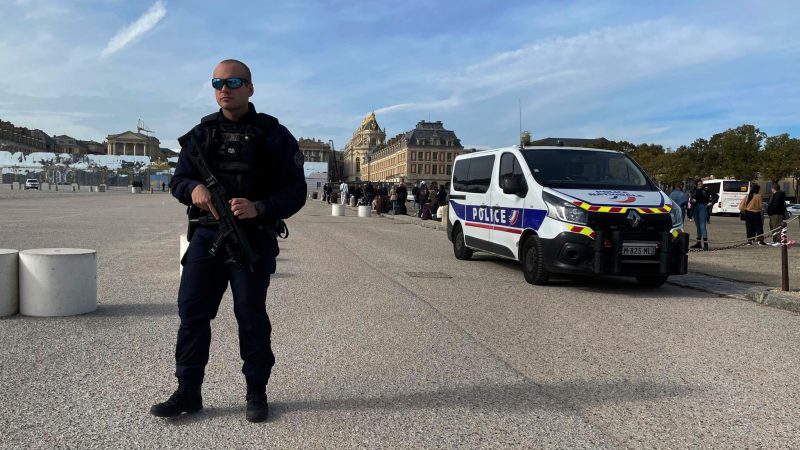 as Schloss von Versailles und sein Park sind wegen einer erneuten Bombendrohung geräumt worden.