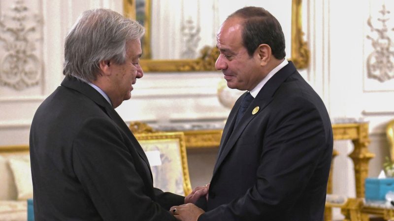 Abdel Fattah el-Sissi (r), Präsident von Ägypten, begrüßt Antonio Guterres, Generalsekretär der Vereinten Nationen.