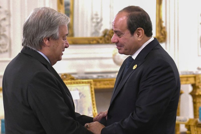 Abdel Fattah el-Sissi (r), Präsident von Ägypten, begrüßt Antonio Guterres, Generalsekretär der Vereinten Nationen.
