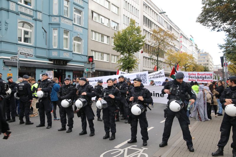 Polizisten stehen vor einem Demonstrationszug, der unter dem Motto «Verurteilung der Kriegsverbrechen gegen die Zivilbevölkerung in Gaza» durch die Stadt zieht. Zu dem Umzug wurden insgesamt 2000 Teilnehmer erwartet.