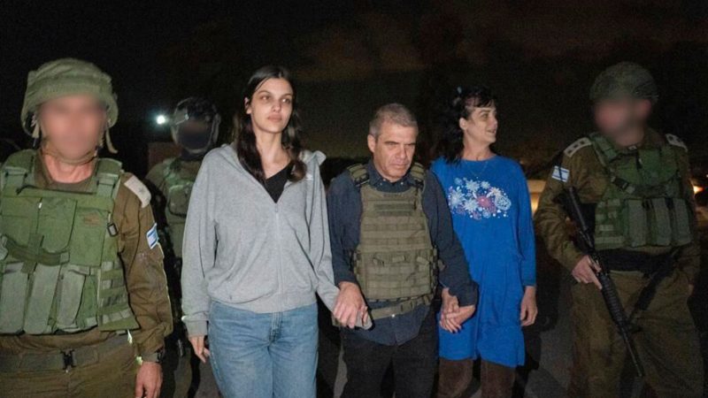 Knapp zwei Wochen nach der Entführung von mehr als 200 Menschen aus Israel hat die islamistische Hamas im Gazastreifen zwei der Geiseln freigelassen. Judith Raanan (2.v.r) und ihre 17-jährige Tochter Natalie werden von israelischen Soldaten und Brigadegeneral Gal Hirsch (M) begleitet.
