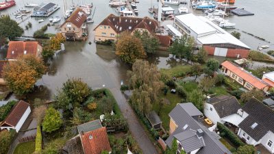 Ostseeküste: Aufräumen nach Sturmflut mit Millionen-Schäden