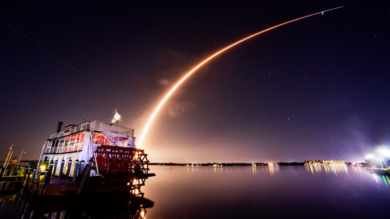 Am Nachthimmel von Cocoa ist der Lichtschweif einer SpaceX Falcon 9 Rakete, die gerade abhebt, gut zu erkennen. An Bord der Rakete befinden sich 23 Starlink-Satelliten.
